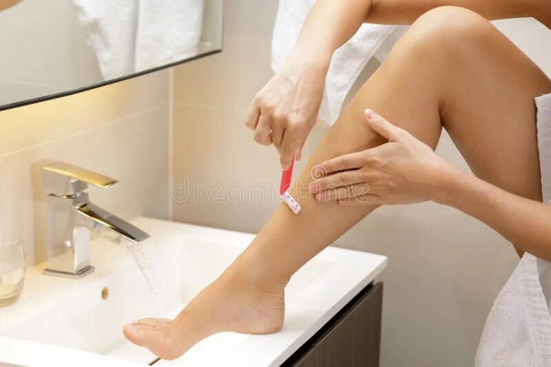 Бритые тетки. Бритье ног. Женское бритье в ванной. Девушка бреет ножки фото. Жена бреет ноги.