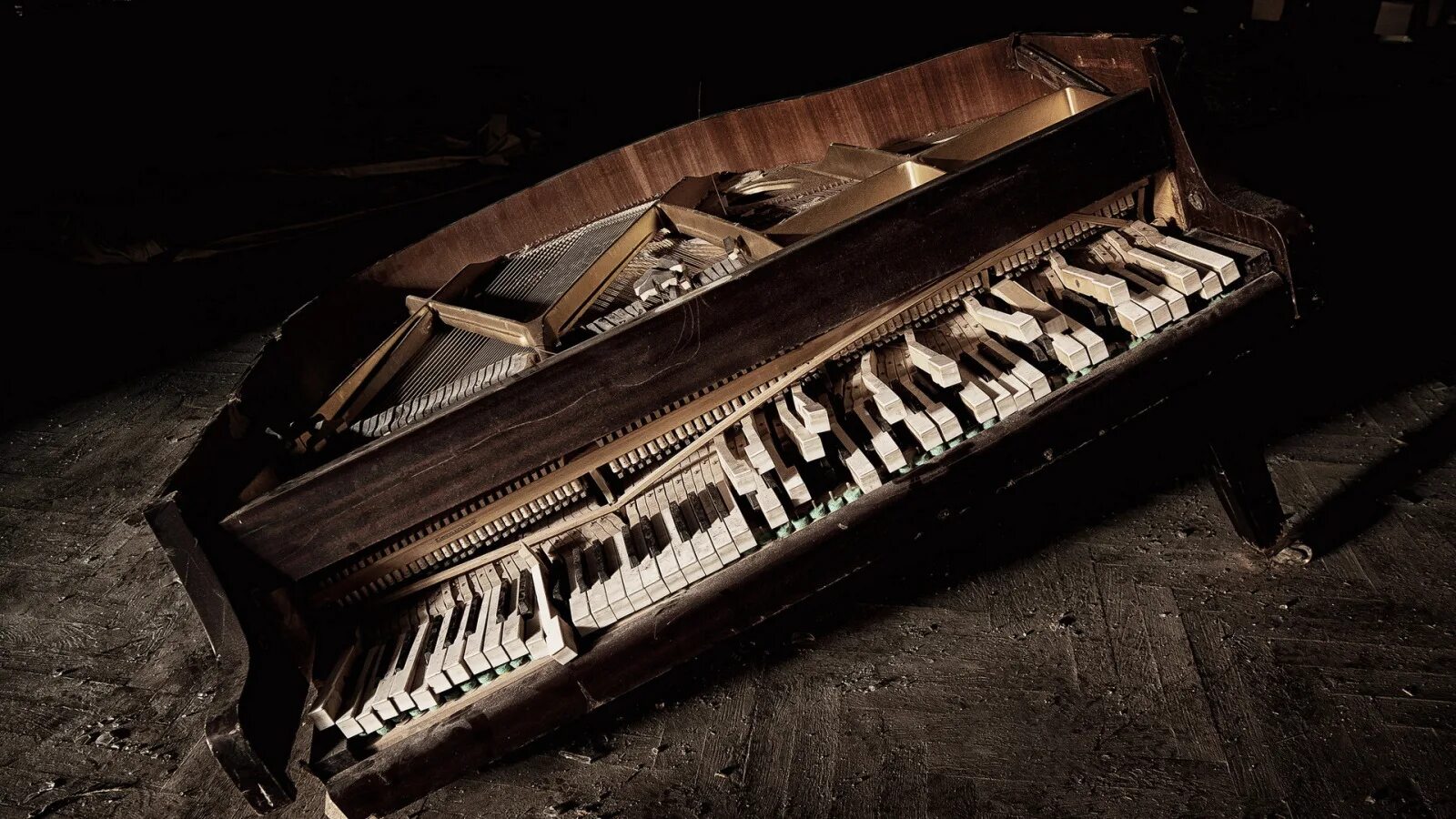 Музыку разбитая. Пианино музыкальный инструмент. Старинное пианино. Разбитое пианино. Сломанное пианино.