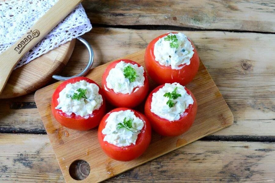Фаршированные помидоры: лучшие рецепты - Лайфхакер