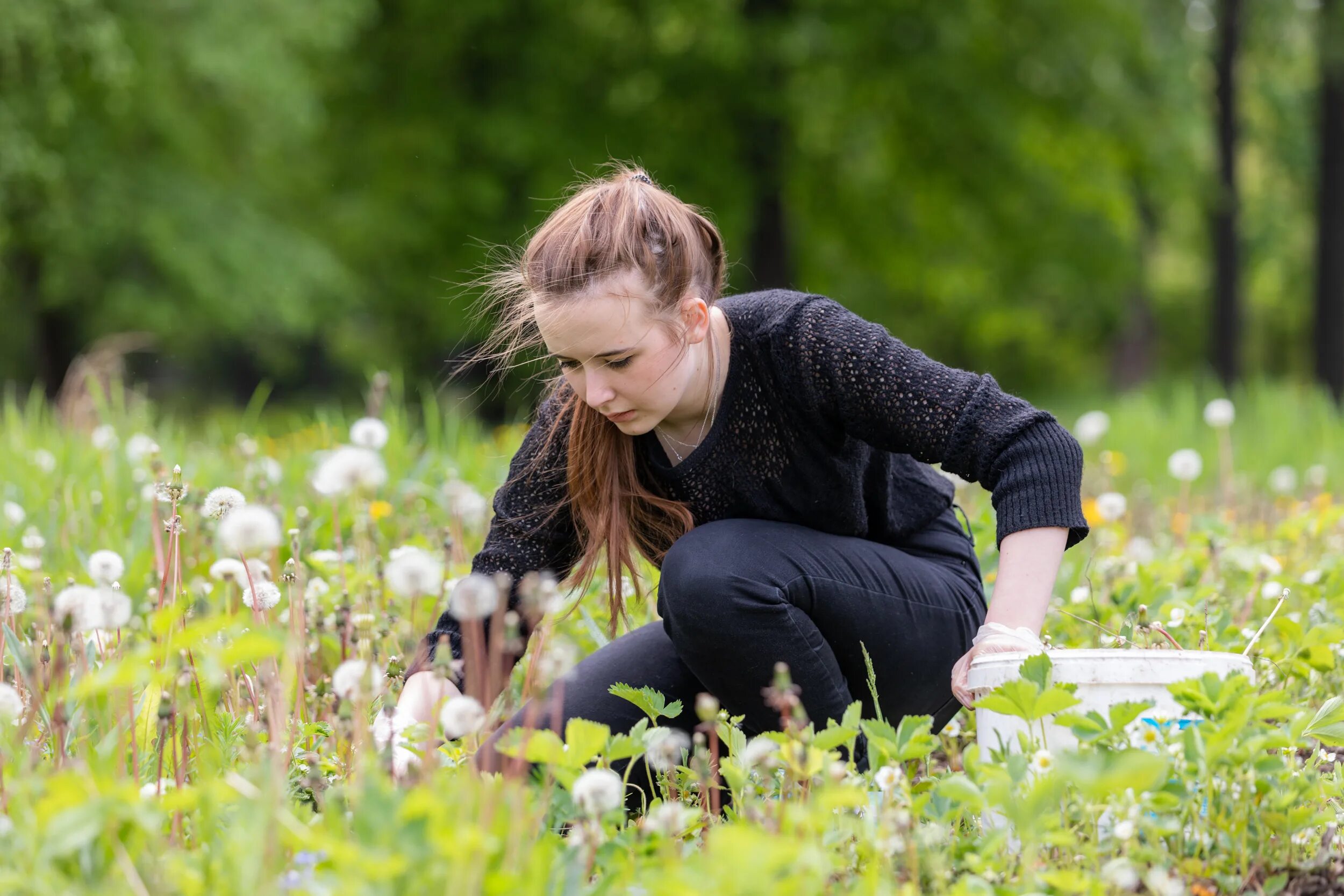 Труд детей в природе. Копать огород. Весенние работы в саду и огороде. Труд в огороде. Уборка в саду весной.