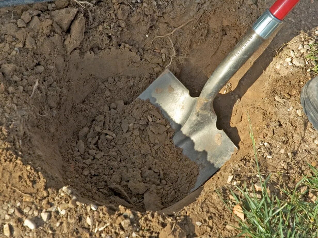 Digging holes. Лопата для копки траншеи. Ручная копка. Копка земли. Ручная копка траншей.