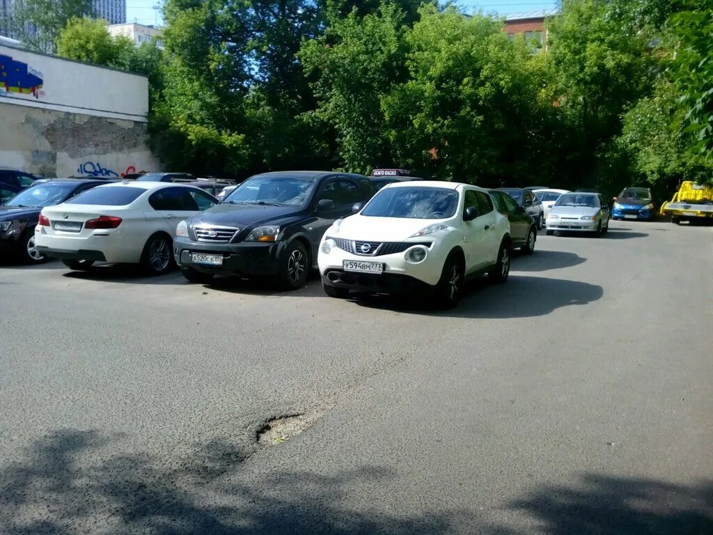 платная парковка в москве. цодд парковка. маршала тухачевского. стоянка машин. автомобильные парковки москва.