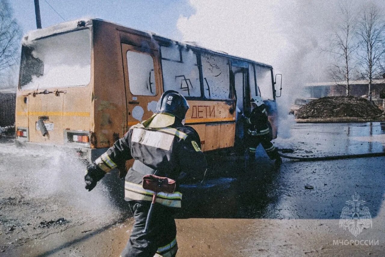 Сгоревший школьный автобус. Пожарный автобус.