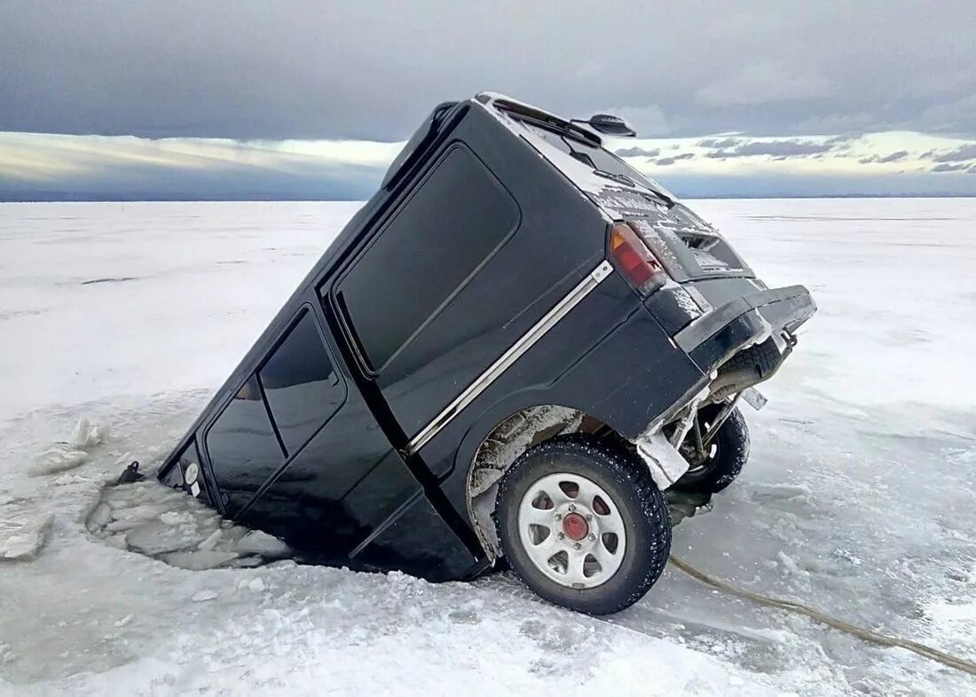 Машина провалилась под лед на Байкале. Автомобиль провалился под лед на Байкале. Провалившийся автомобиль на Байкале. Машина во льду.