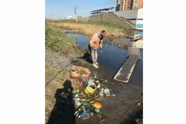 Открытый колодец затопленный водой на тротуаре. Чистка каналов на СНТ. Управляющей компанией откачивают воду Омск. Вода город обь