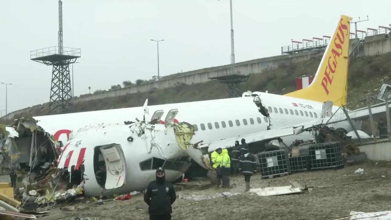 Когда упал последний самолет. Авиакатастрофа pegasus airlines. крушение boeing 737 в стамбуле. туркиш эйрлайнс авиакатастрофы. пассажирский самолет падает.