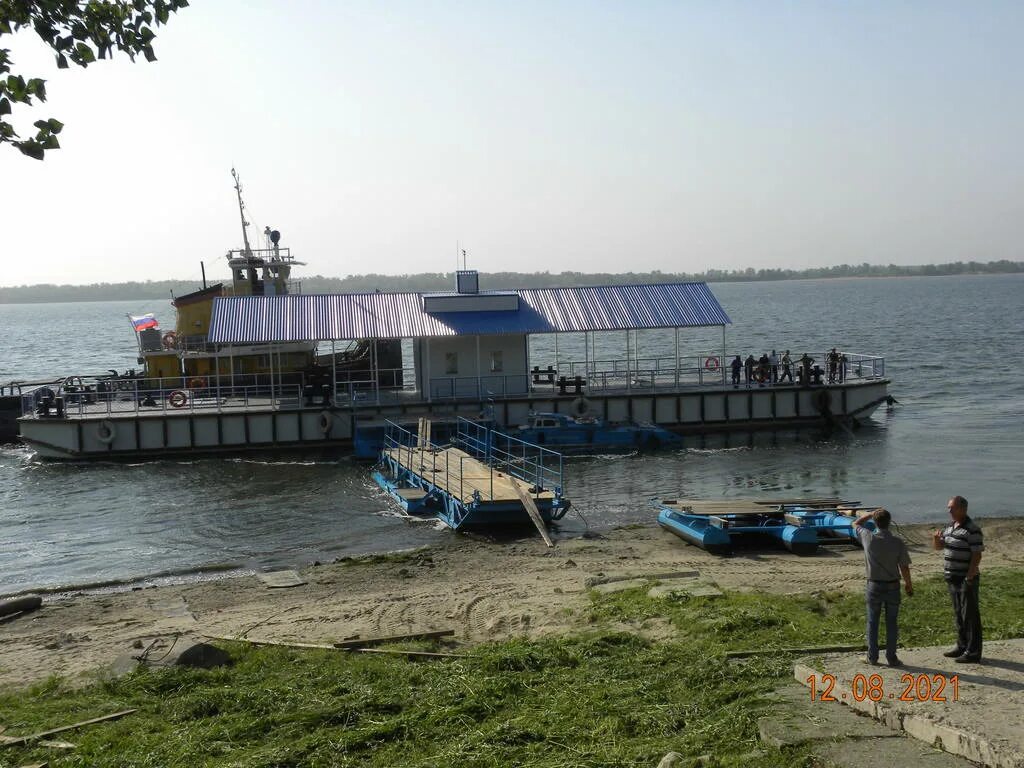 Новый причал. Пристань в городе вольск. Новая пристань жилгород. Речной причал. Пристань плавучая с крышей на реке.