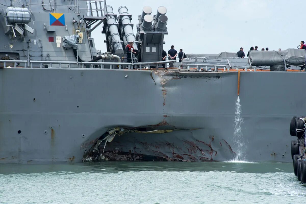Судно в сша врезалось. Эсминец вмс сша john s. mccain. американский военный корабль джон маккейн. американский эсминец коул. подрыв американского эсминца коул.