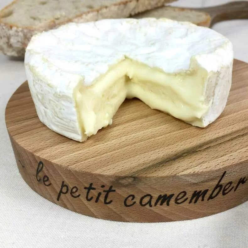 Сыр камамбер. Сыр камамбер. Сыр с плесенью камамбер. Как есть сыр с белой плесенью. Каламбур сыр.