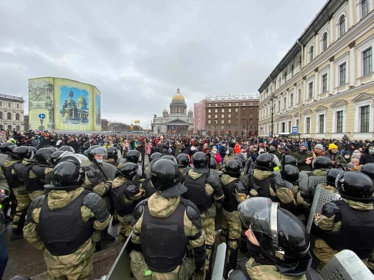 Метро василеостровская эскалатор. Что произошло в петербурге. Что произошло в петербурге. Протесты 31 января 2021 в санкт петербурге. Новости петербурга.