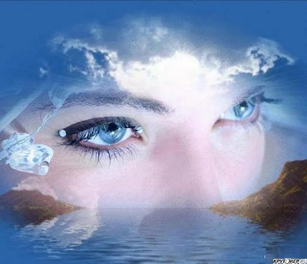 Мама смотрит с небес. Синие глаза. Глаза женщины. Женские глаза на фоне природы. Красивые женские глаза.