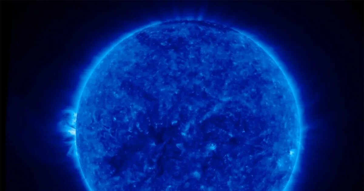 Blue giant. Синий гигант звезда. Голубой гигант. Самая большая голубая звезда. Голубой гигант и солнце.