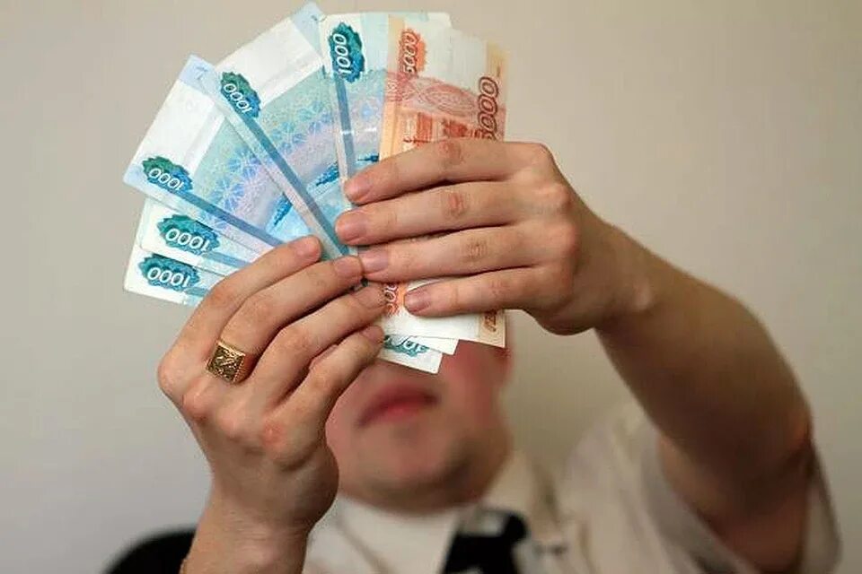 Считать деньги. Отсчитывает деньги. Человек с фальшивыми деньгами. Человек пересчитывает деньги. Считает деньги рубли.