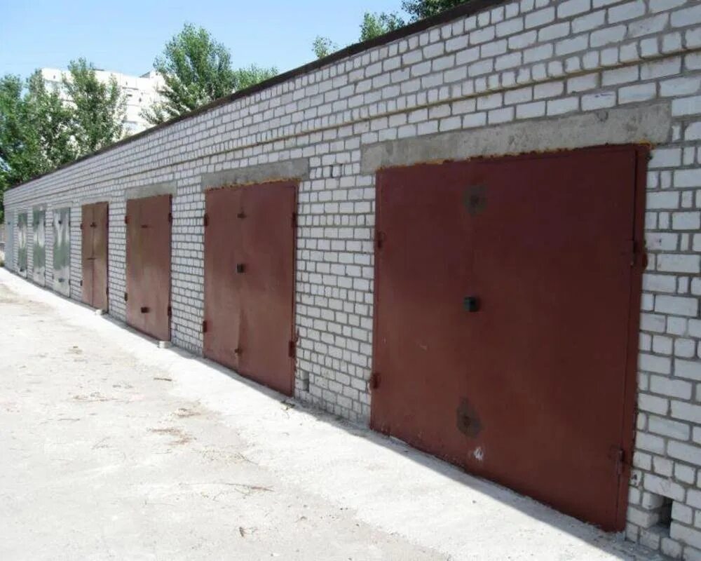 Гараж володарского. Кирпичный гараж. гараж в гаражном коопера. гаражный бокс кирпичный. капитальный гараж.