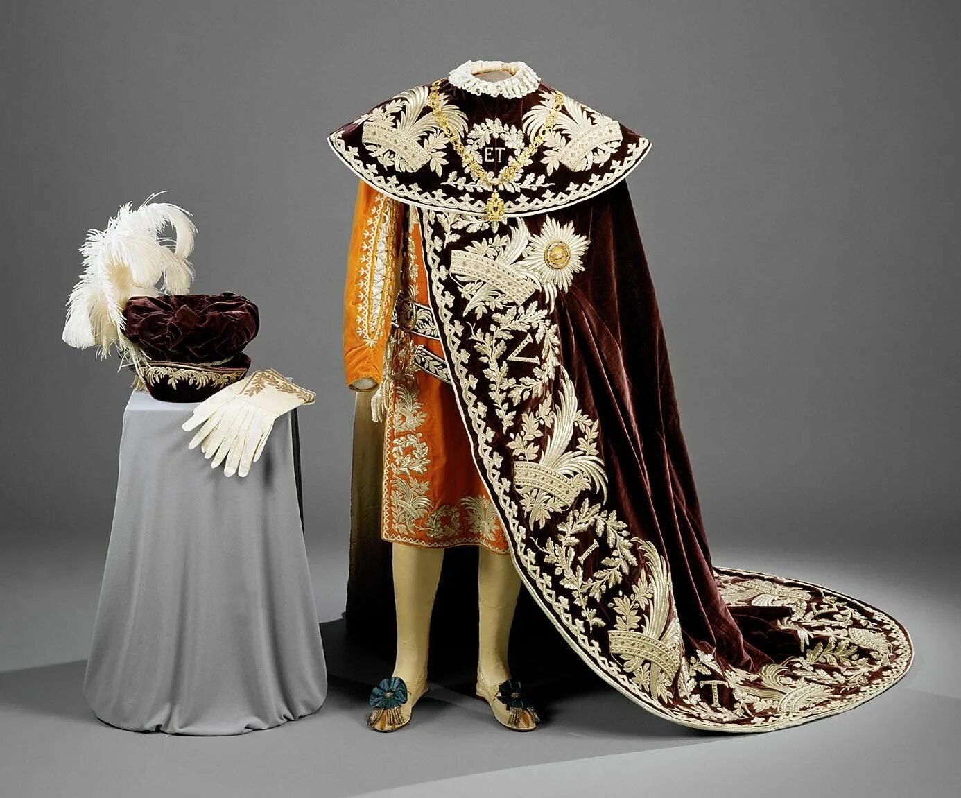 Царские одежды 5 букв. Мантия короля Англии 17-18 века. Мантия Ломбардо-венецианских королей. Порфира Царская мантия Николая 2.