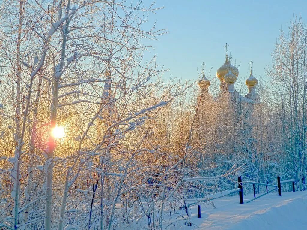 Россия матушка для кого заноза. Храм зима солнце. Солнечный зимний день в городе. Храм день зима солнце. Храм зима утро.