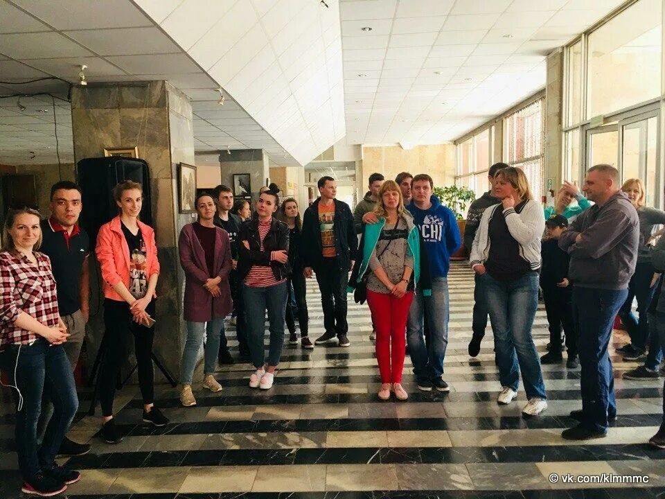 молодежь города принимала