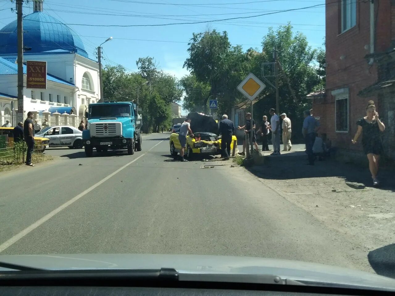 Что случилось сегодня в астрахани. ДТП В Астрахани сегодня на перекрестке. Аварии на Бэра Астрахань. Авария Бэра Казанская Астрахань. Астрахань пересечение бэра15 Казанская.