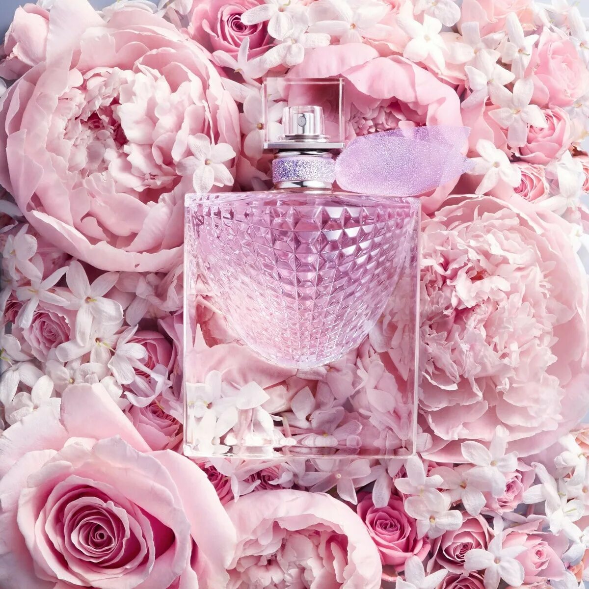 Очень красивый аромат. Парфюмерная вода Lancome la vie est Belle Flowers of Happiness. Lancome la vie est Belle цветы. Lancome la vie est Belle Flowers of Happiness 75 ml. Новый аромат парфюма la vie est Belle ланком.