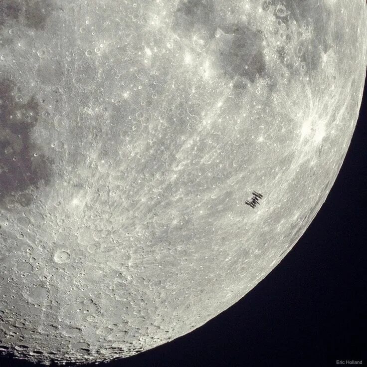 Lunar space. Снимок МКС на фоне Луны. Снимки Луны. Луна из космоса. Снимки Луны с МКС.