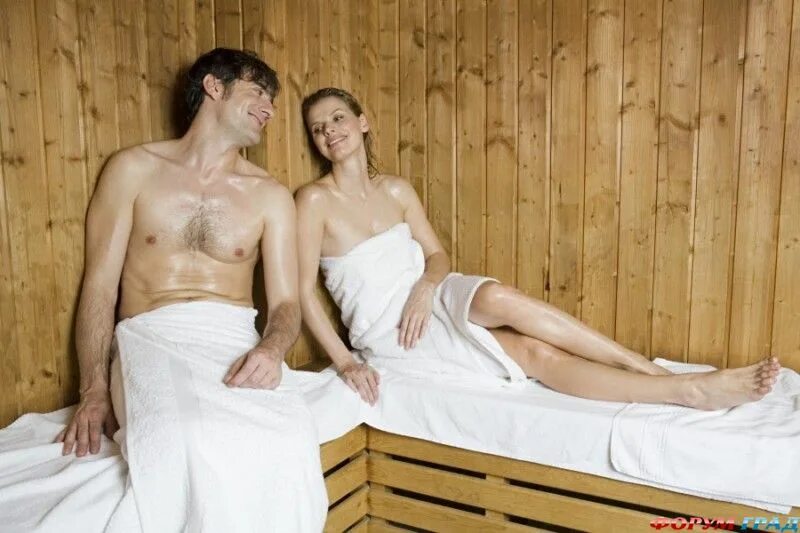 девушка и мужчина в бан. пара в сауне. две семейные пары в сауне. взрослые женщины в парной. баня жена двое.