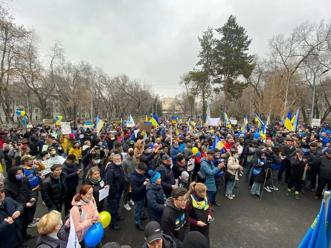 Алматы митинг. Алматы протесты. Митинг в Казахстане в поддержку Украины. Митинги в Алматы 2022 года. Митинг в алматы