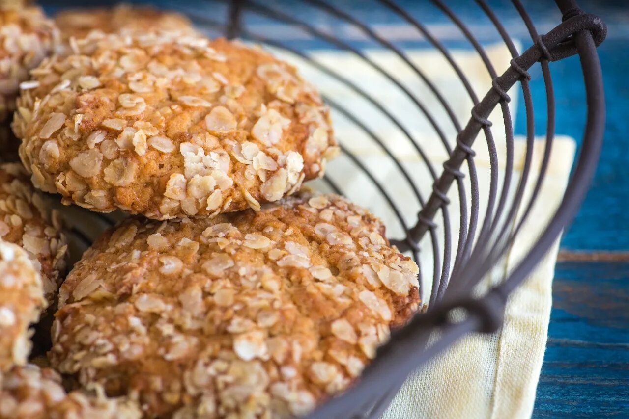 Вкусное овсяное печенье в домашних условиях рецепт. Печенье с овсяными хлопьями. Овсяные печенья из овсяных хлопьев. Печенье с геркулесовыми хлопьями. Хрустящее вкусное овсяное печенье.