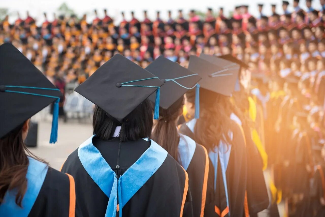 Graduating student is. Выпускник вуза. Выпускники университета. Выпускной в вузе. Выпускной в университете.