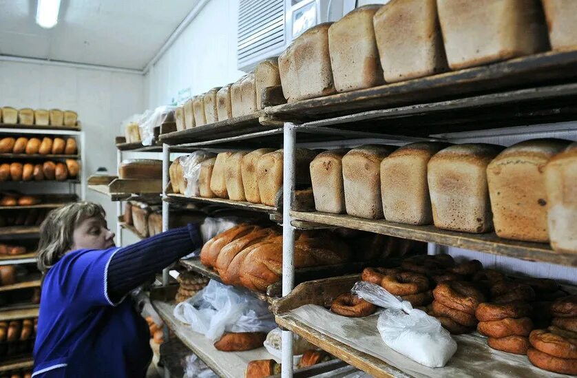 где продают хлеб. хлеб в россии. хлебобулочные изделия ассортимент. ассортимент хлебобулочных изделий в пекарне. выкладка хлебобулочных изделий.