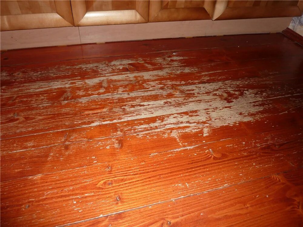 Деревянный лакированный пол. Деревянный пол покрытый лаком. Старый деревянный пол. Изношенный деревянный пол.