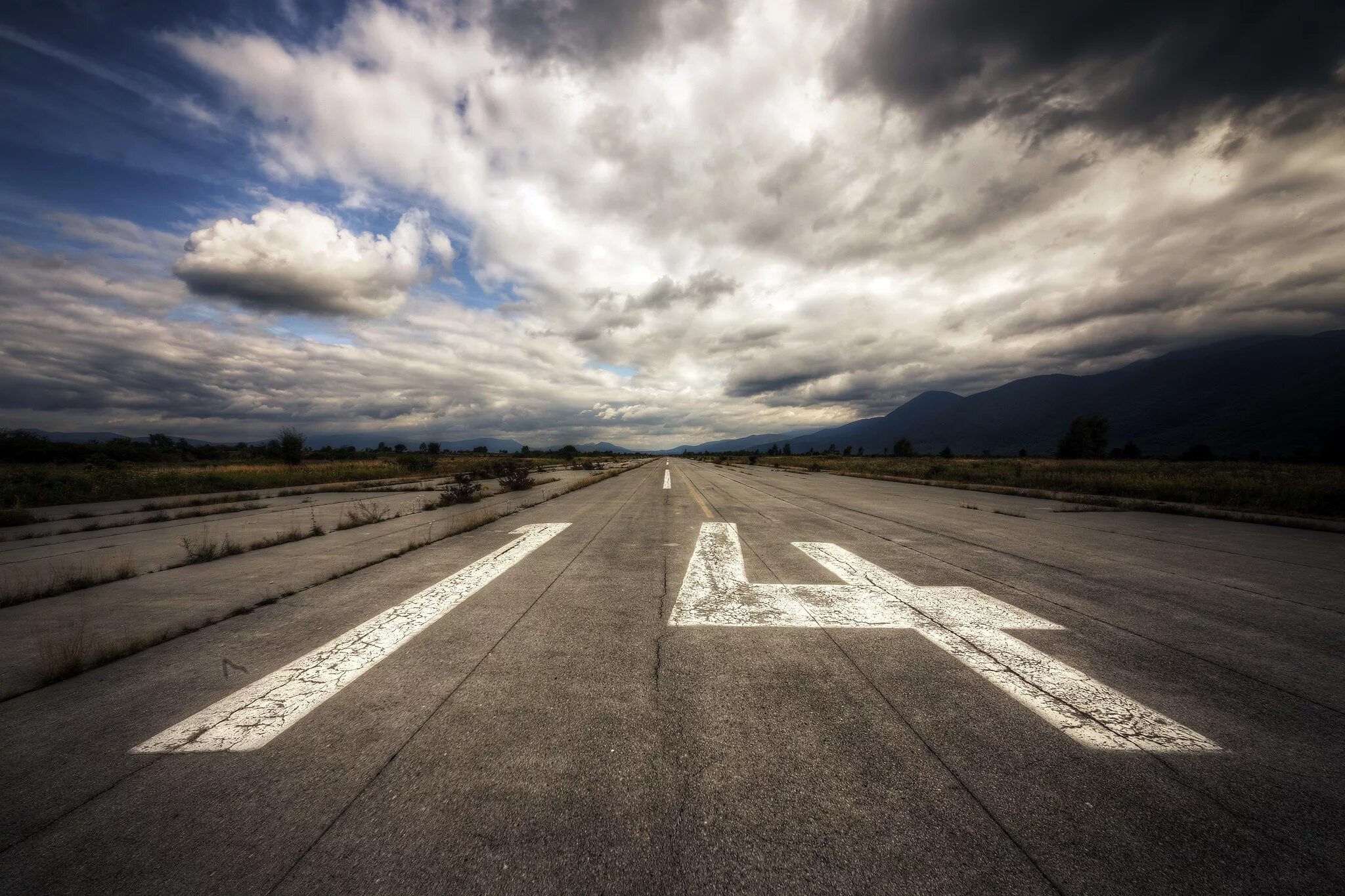 Airport road. Взлетная полоса. Пустая дорога. Дорога аэродром. Взлётно-посадочная полоса.