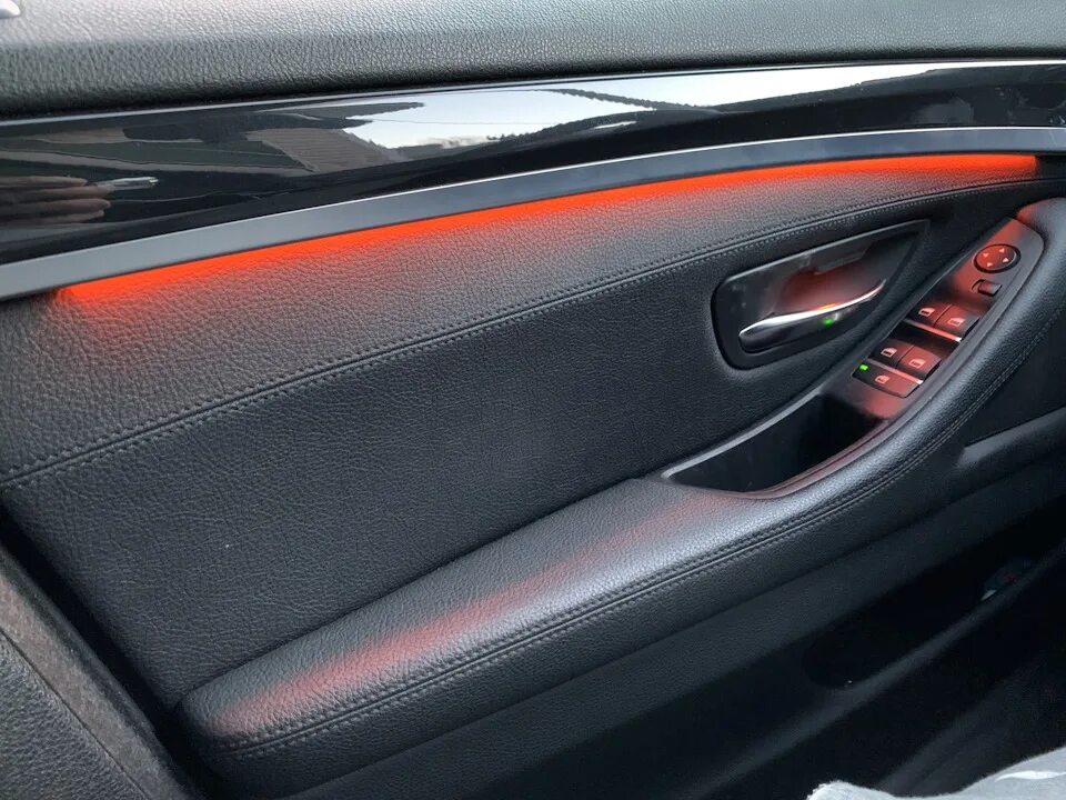 Подсветка карты дверей. Ambient Lighting Panel BMW g30. Ambient Light BMW x5 e70. BMW f10 Дооснащение Ambient Light. BMW f20 Ambient Light.
