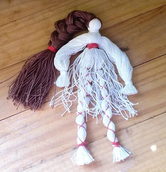 Куколки из пряжи. Мартиничка кукла оберег. Кукла из ниток. Куколка из ниток. Кукла из ниток для вязания.