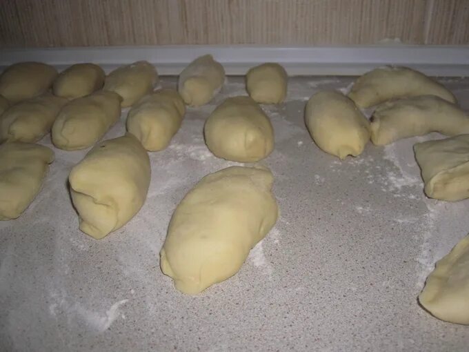 Красивая форма пирожков в духовке. Лепка пирожков. Лепка пирожков пошагово. Лепка пирожков для духовки. Как лепить пирожки для жарки в масле.