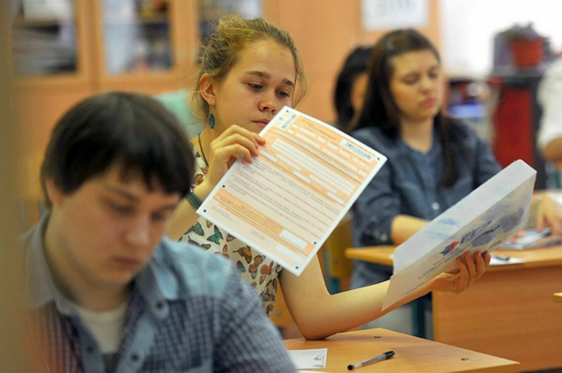 Экзамены в школе. Выпускной экзамен в школе. Школьники. Школьники на ЕГЭ.