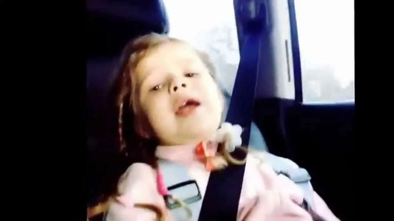 Девушка поет в машине песню. Девочка поёт в машине. Дети поют в машине. Малыш поёт в машине. Маленькая девочка поет в машине.