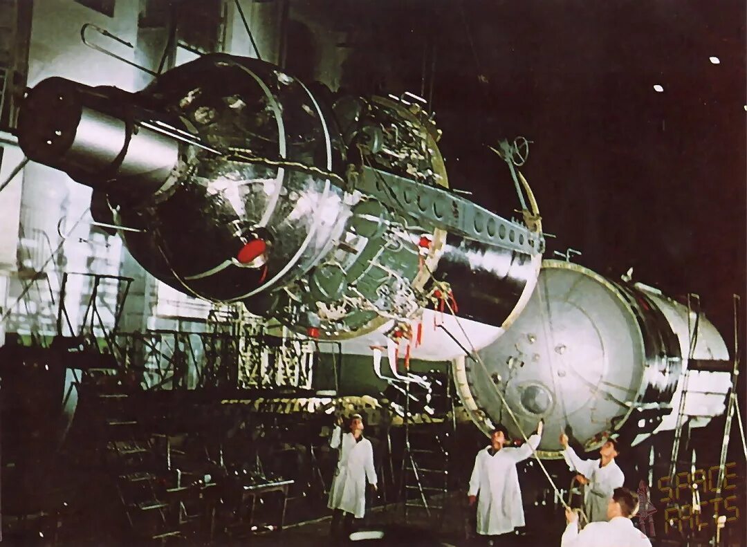 Первые космические аппараты ссср. Космический корабль Восток 2 Леонова. Первый многоместный космический корабль Восход-1. Космический корабль “Восток” (СССР, 1961 год). Восход космический корабль 1964.