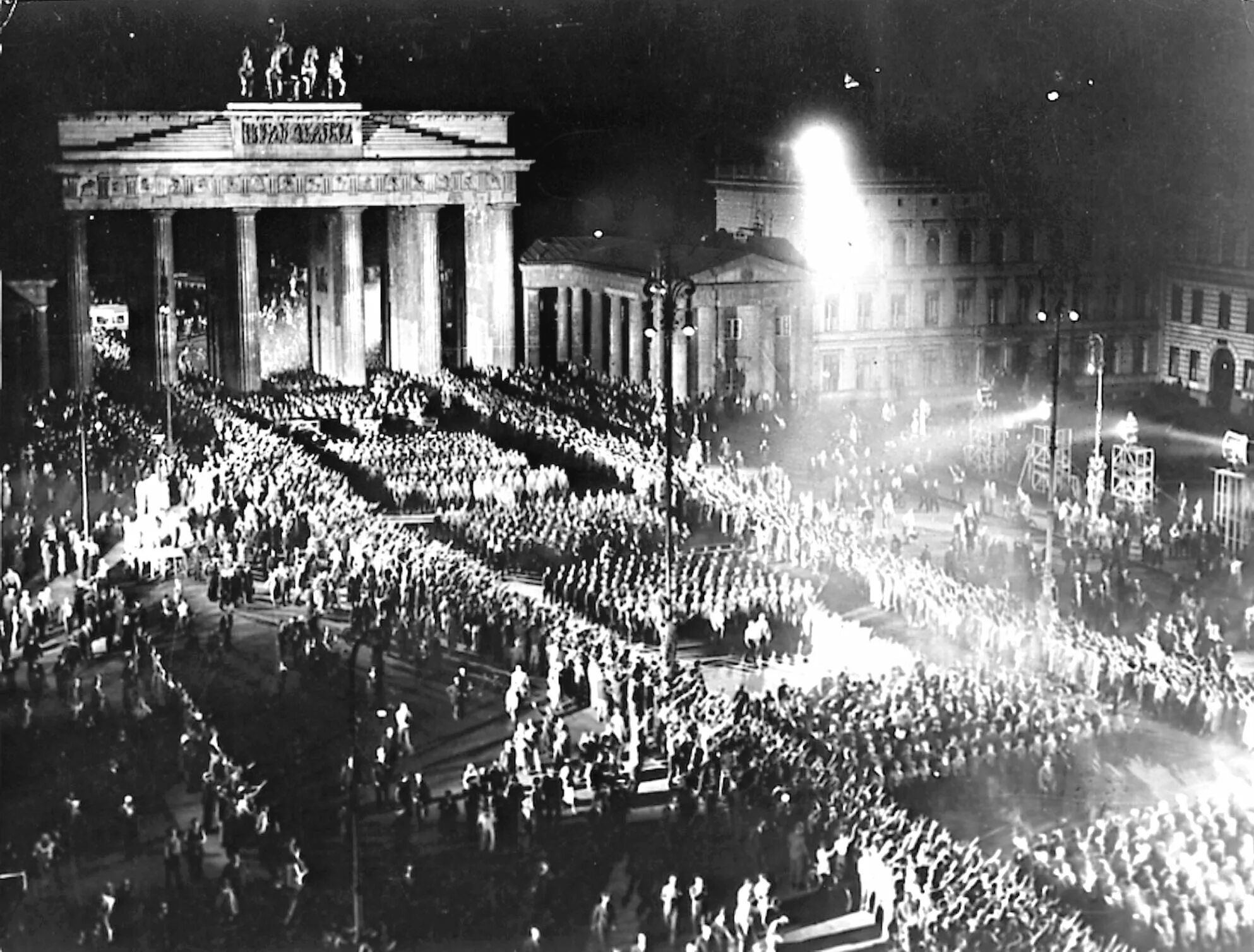 Германия после гитлера. Факельные шествия в Германии 1933. Факельное шествие нацистов 1933. Факельное шествие в Берлине 1933. Факельное шествие третий Рейх.