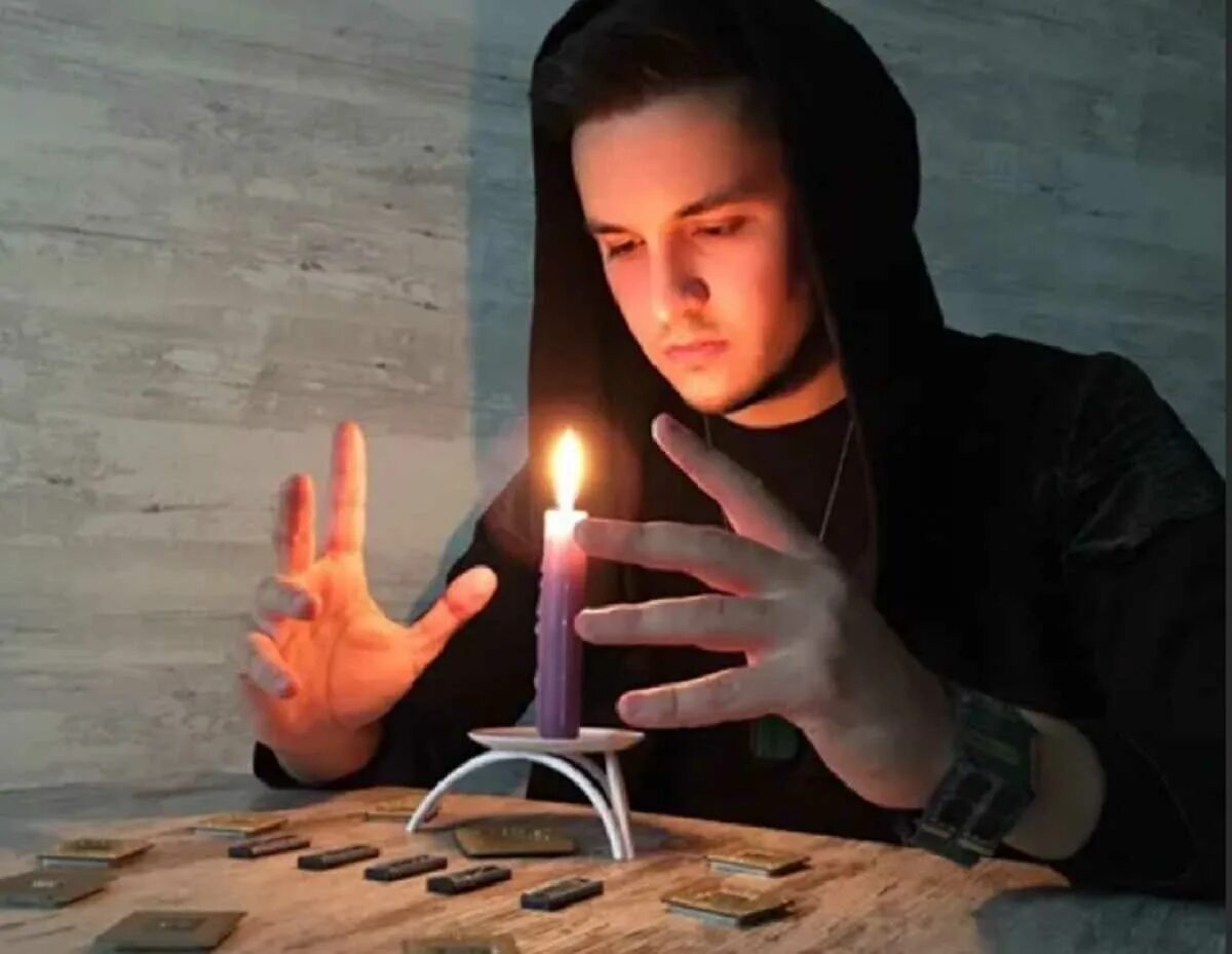 Сверхспособности человека в реальной жизни. Произнесение заклинания. Экстрасенсы обряды. Аватар легенда об аанге свиток магии воздуха. Колдун маг чародей косплей.