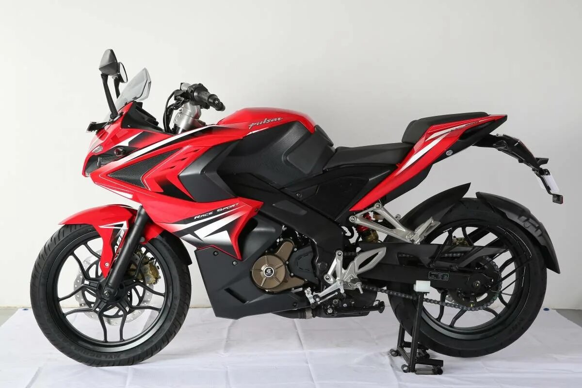 Bajaj pulsar ns200. Bajaj rs200. Pulsar rs 200. Пульсар рс 200. Мотоцикл рс 200.