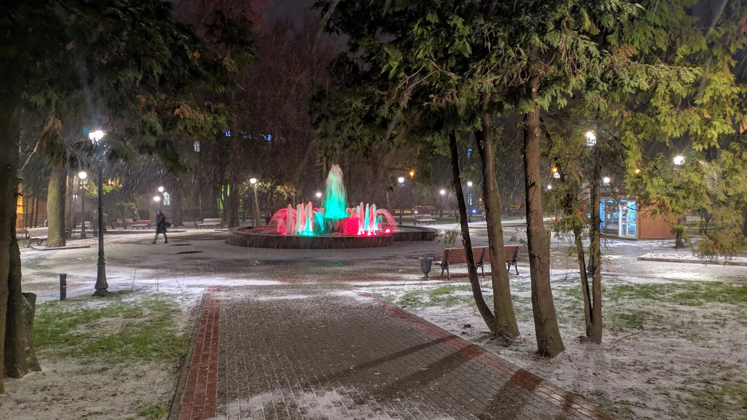 Погулять брянске. Круглый сквер Брянск зимой. Брянск зима. Музыкальный фонтан Брянск. Заснеженный Брянск.