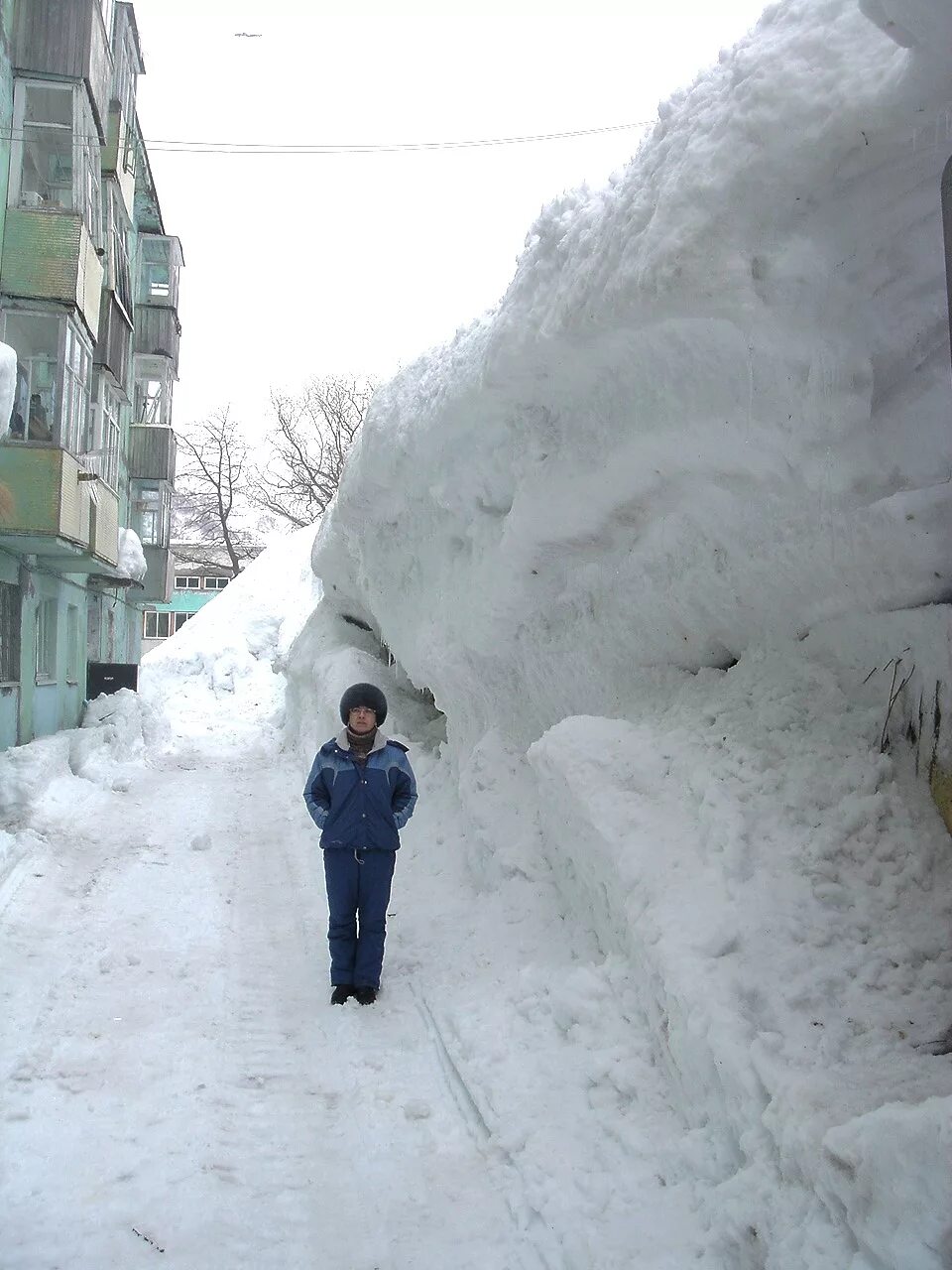 Много снега. Сугробы. Большие сугробы. Очень большой снег.