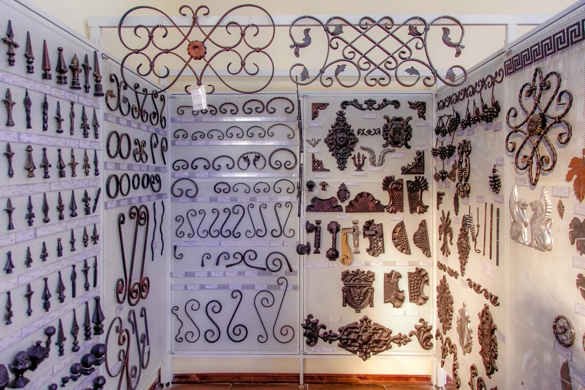 Элементы художественной ковки, курск, проспект кулакова. Кованые элементы стенд. Магазин кованых элементов. Магазин для ковки октябрьский. Магазин кованых элементов.