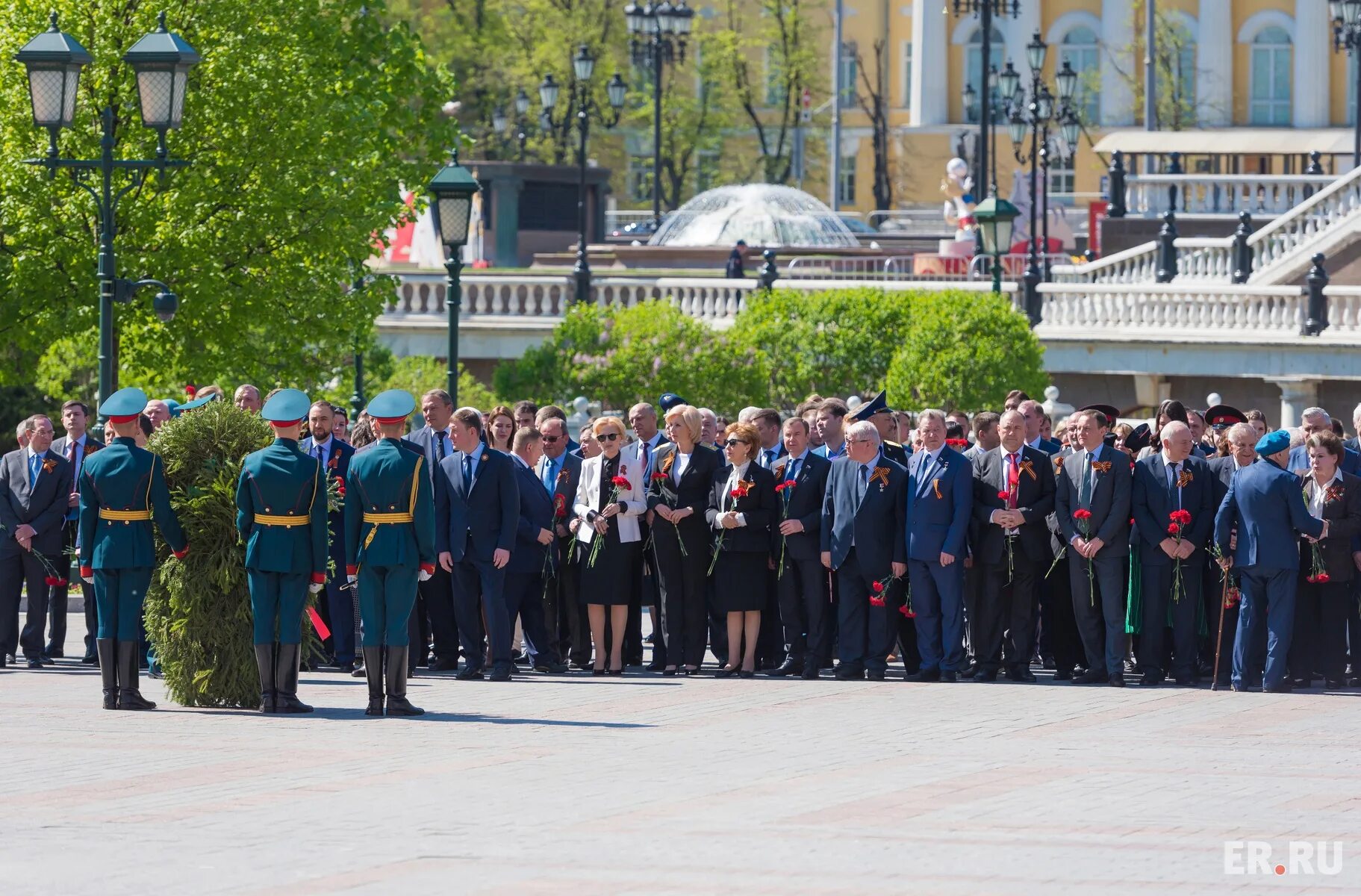 Митинг 9 мая у памятника сценарий 2023. Возложение венков к памятнику Жукова в Екатеринбурге 2022 год. Возложение венка в Крыму Аксенов. Возложение венков в честь 100 летия Гейдара Алиева. Возложение венков в Саратове 8.05.2023.