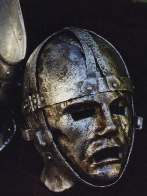 Железная маска игра. Железная маска Бастилия. Узник в железной маске.