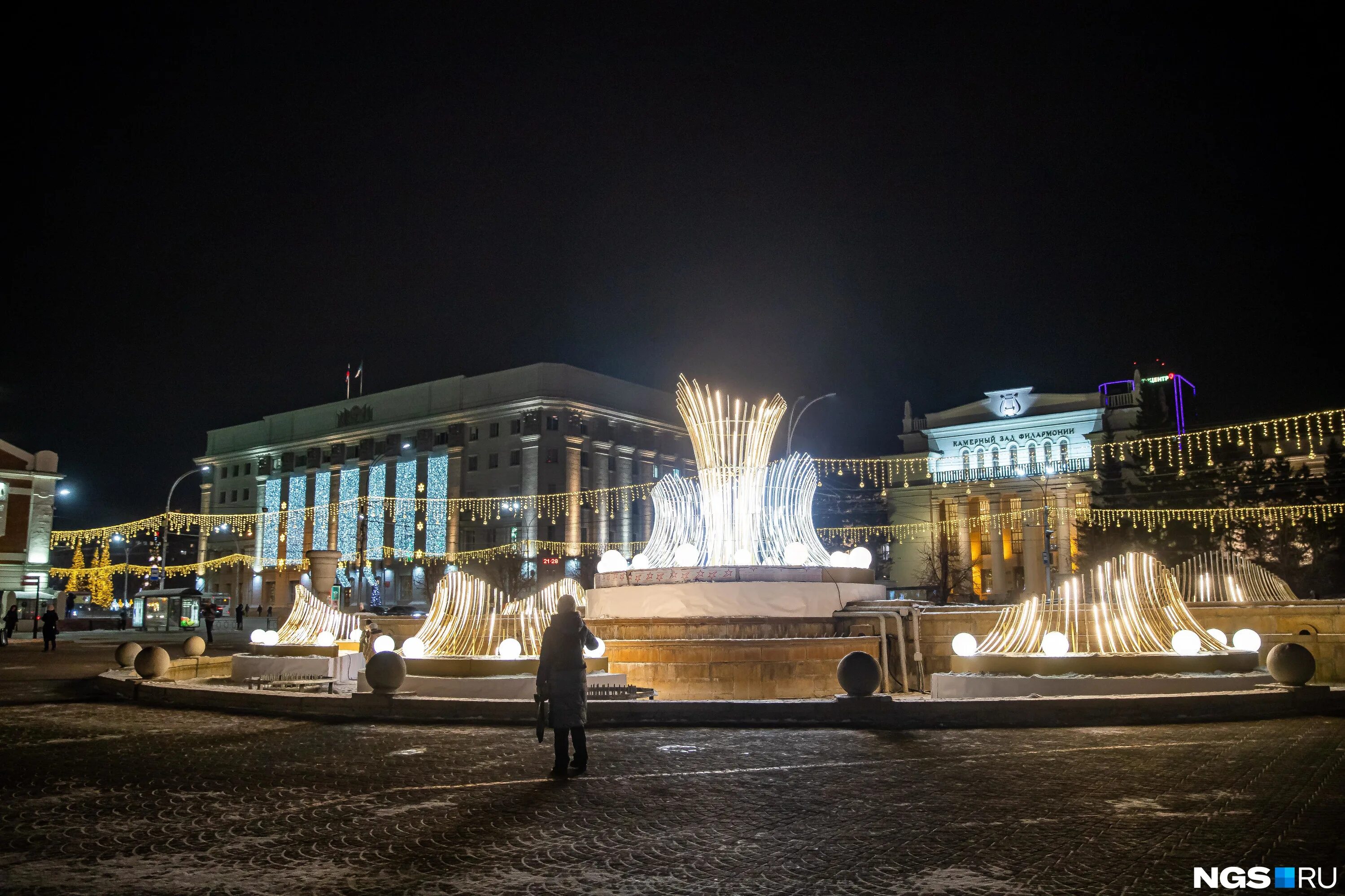 30 декабря новосибирск. Новосибирск новый год. Центр Новосибирска. Новогодняя площадь Новосибирск. Новогодний фонтан в Новосибирске.