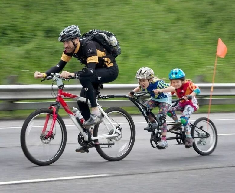 The children are riding bikes. Смешные велосипеды. Велосипед юмор. Катание на велосипеде. Смешной велосипедист.