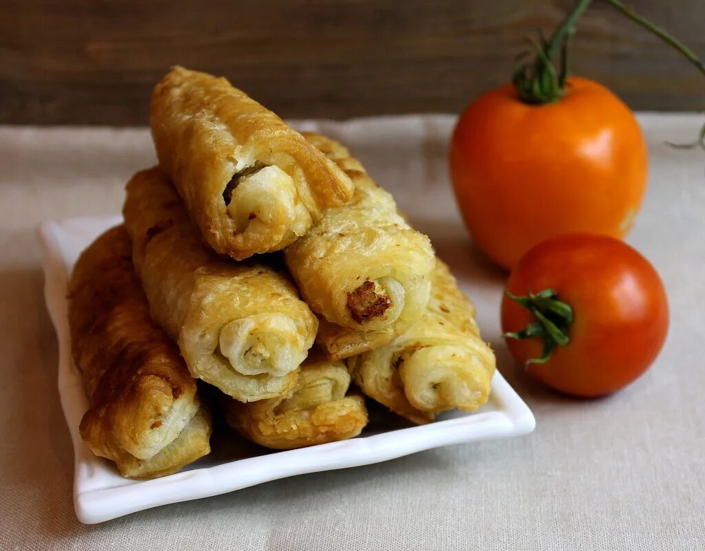 мясные трубочки с начинкой. пирожки трубочки. трубочки с мясом. мясные трубочки с начинкой. трубочки с картофелем.