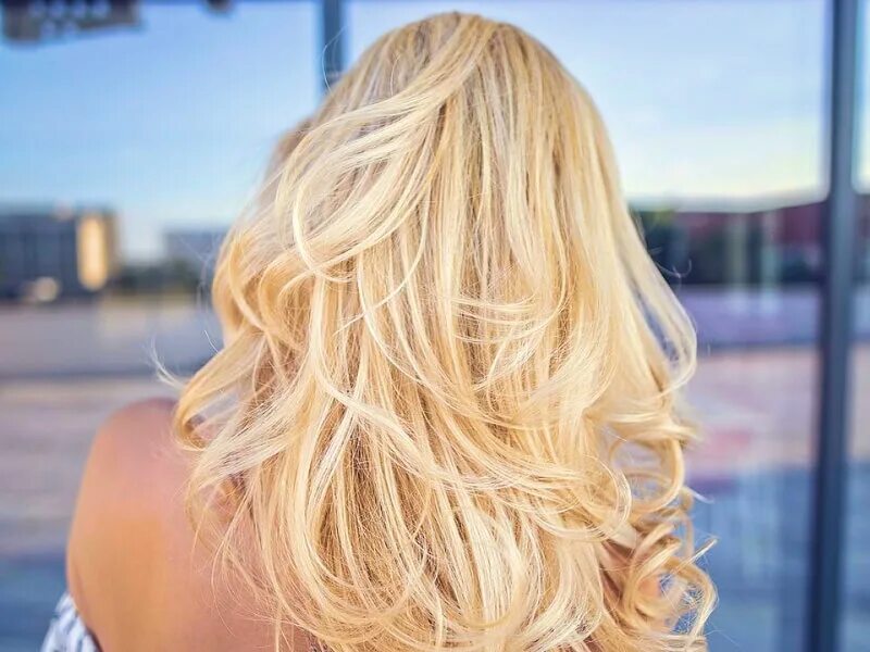 блондинка с длинными волосами. девушка в белом вид сзади. блондинка волосы. длинные волосы со спины. блонд со спины.
