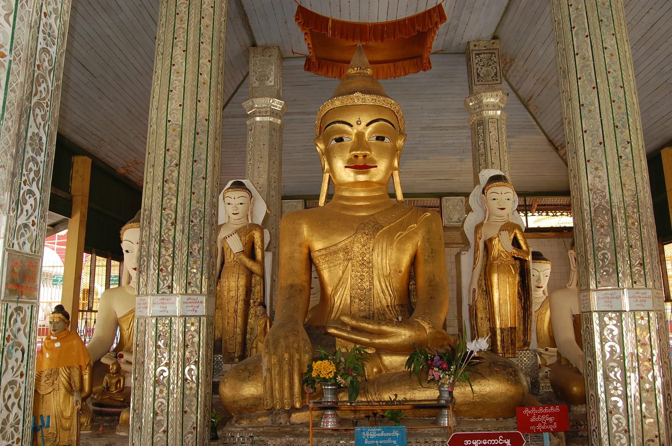 Представление идол. Будда Бирма. Статуя Будды в Бирме. Поклонение буддистов. Поклонение святым местам буддизм.